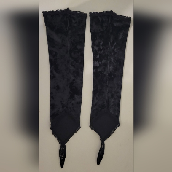 Black Crushed Velvet Finger Loop Style Gloves - Picture 2 of 5